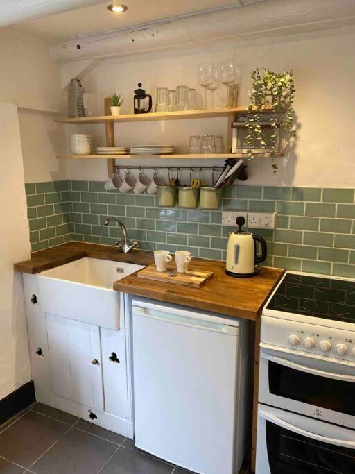 Seagulls Cottage, Touching Distance From Beach Mousehole Exterior foto